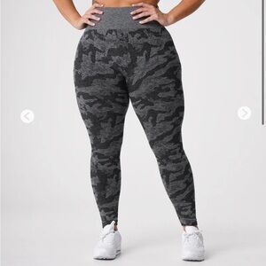 NVGTN Women’s Black Camo Seamless Leggings size Medium